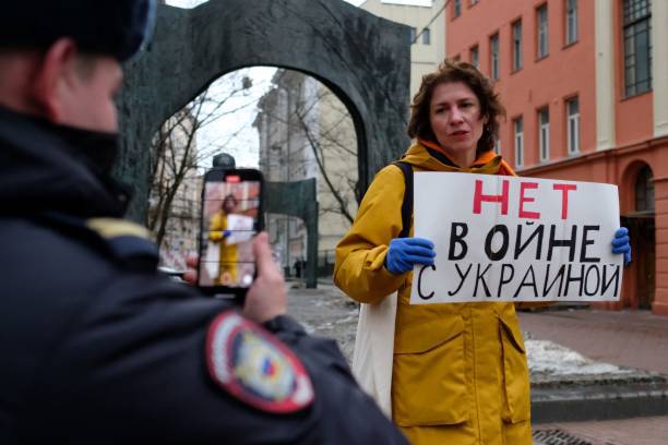 Одиночный пикет в Москве против войны в Украине. Фото: NIKOLAY KORZHOV/AFP via Getty Images | Epoch Times Media