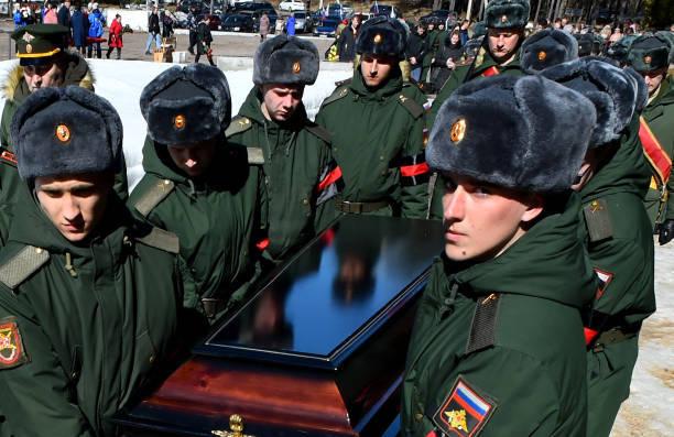 Похороны 20-летнего российского военнослужащего Никиты Аврова 11 апреля 2022 г., погибшего 27 марта во время продолжающегося российского вторжения в Украину. Фото: /AFP через Getty Images | Epoch Times Media
