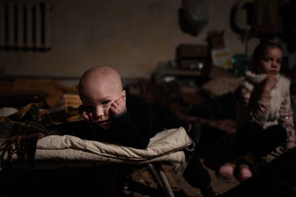 4-летний Саша из семьи, решившей не эвакуироваться, в убежище в Лисичанске, Восточная Украина, 15 мая 2022 года, во время российского вторжения в Украину. Фото: YASUYOSHI CHIBA/AFP via Getty Images | Epoch Times Media
