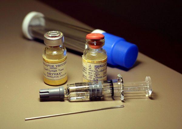 Флаконы с вакциной против оспы стоят на прилавке в центре вакцинации в Алтамонте-Спрингс, штат Флорида, 16 декабря 2002 года (Chris Livingston/Getty Images)