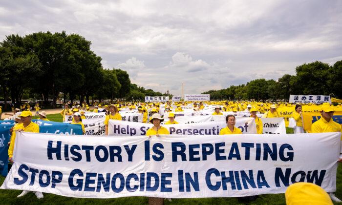 Последователи Фалуньгун шествуют по Пенсильвания-авеню в 23-ю годовщину преследования Фалуньгун компартией Китая. Вашингтон, 21 июля 2022 года. (Фото: Samira Bouaou/The Epoch Times)
 | Epoch Times Media