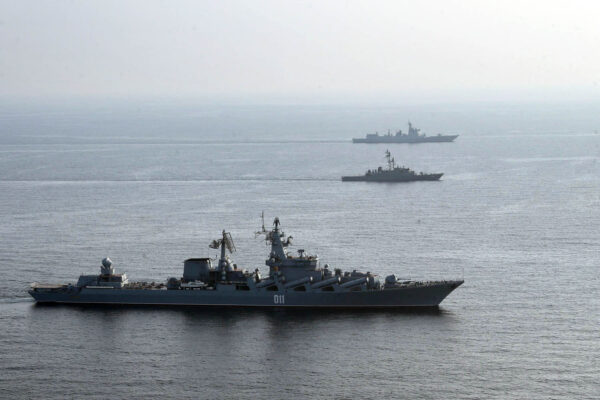 Военные корабли Ирана, России и Китая на совместных учениях в Индийском океане. (Iranian Army office/AFP via Getty Images)