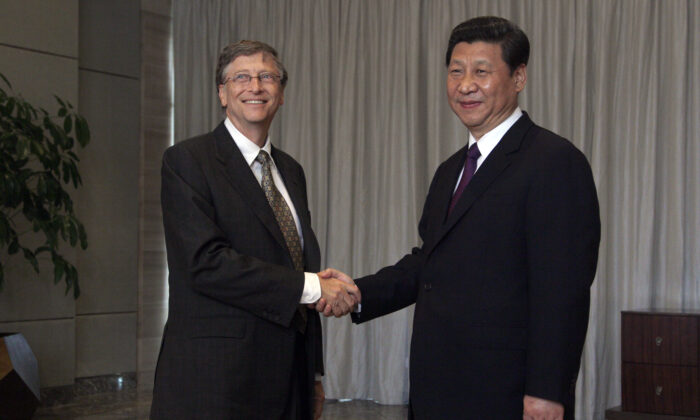 Си Цзиньпин и основатель Microsoft Билл Гейтс на ежегодной конференции Боаоского азиатского форума (BFA) в Боао на южном китайском курортном острове Хайнань 8 апреля 2013 года. Фото: TYRONE SIU/AFP via Getty Images
 | Epoch Times Media