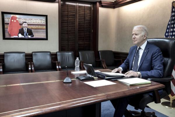 Переговоры президента США Джо Байдена из Белого дома в Вашингтоне с китайским лидером Си Цзиньпином, 18 марта 2022 года. (The White House via AP)