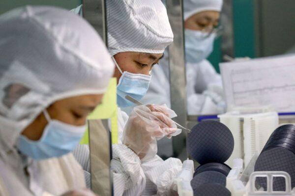 Производство чипов на заводе компании Jiejie Semiconductor Company в Наньтуне, провинция Цзянсу, Китай, 17 марта 2021 года. (STR/AFP via Getty Images)
