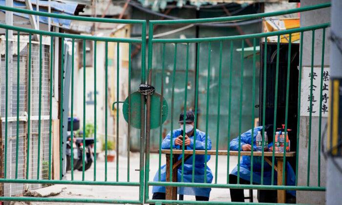 Охранники дежурят в жилом районе Пекина 11 мая 2022 года. (Noel Celis/AFP via Getty Images)
 | Epoch Times Media