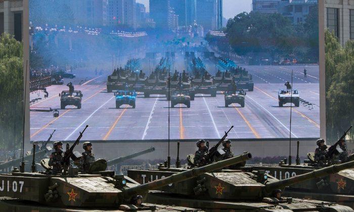 Китайские солдаты на танках проезжают площадь Тяньаньмэнь и Запретный город во время военного парада в Пекине, Китай, 3 сентября 2015 г. Фото: Kevin Frayer/Getty Images
 | Epoch Times Media
