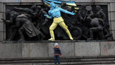 После вторжения России в Украину страны Балтии демонтируют советские мемориалы