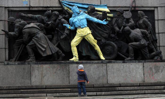 После вторжения России в Украину страны Балтии демонтируют советские мемориалы