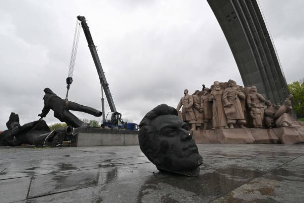 В Эстонии удалят советские памятники из общественных мест