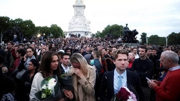 Сотни британцев приходят к дворцу почтить память ушедшей из жизни королевы. Фото: bbc.com