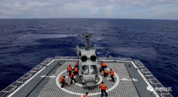 Военно-морской вертолёт китайской армии принимает участие в военных учениях в водах вокруг Тайваня в неустановленном месте, 8 августа 2022 года. (Eastern Theatre Command/Handout via Reuters)