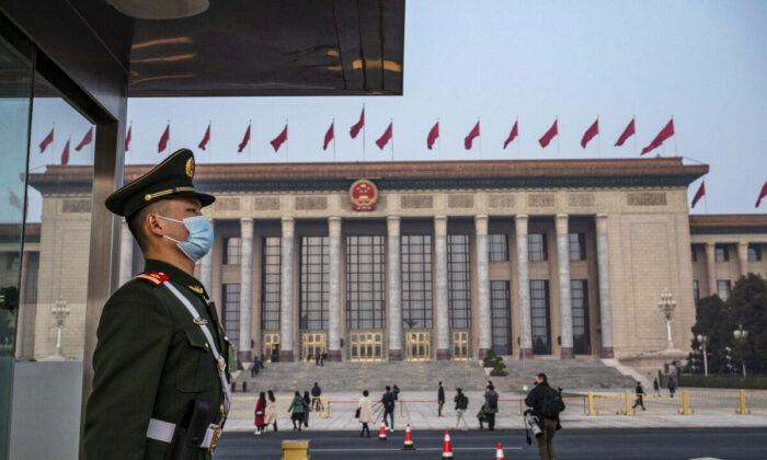 Стража перед закрытием сессии Народно-политической консультативной конференции Китая в Большом зале народных собраний в Пекине. 10 марта 2022 года. Фото: Kevin Frayer/Getty Images | Epoch Times Media