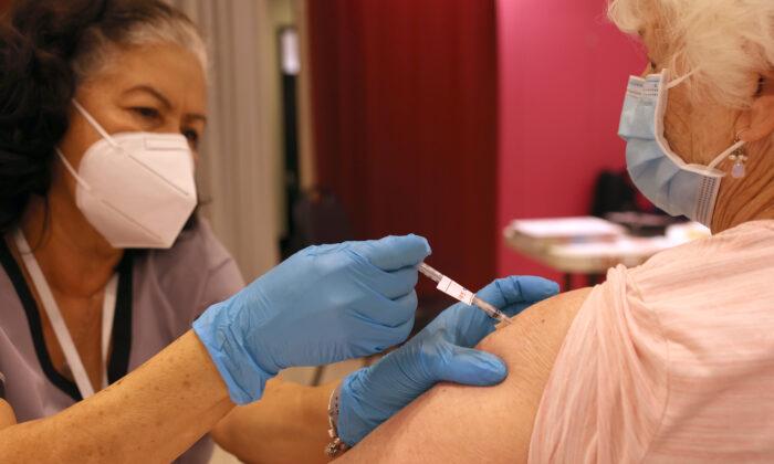 Медсестра делает повторную вакцинацию против COVID-19 в клинике в Сан-Рафаэле, Калифорния, 6 апреля 2022 года. (Justin Sullivan/Getty Images)
 | Epoch Times Media