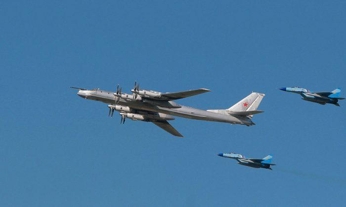 Российские стратегические бомбардировщики Ту-95 в сопровождении МиГ-29. (AFP/Getty Images)
 | Epoch Times Media