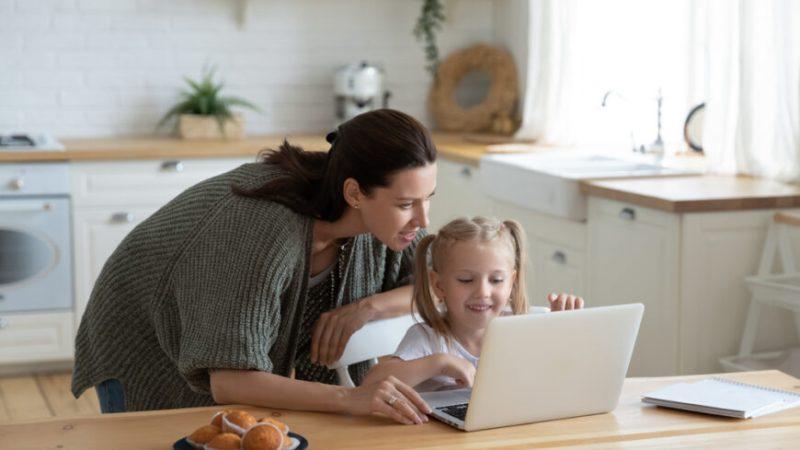 Стресс, вызванный цифровым отвлечением, вредит нашим детям. (Shutterstock) | Epoch Times Media