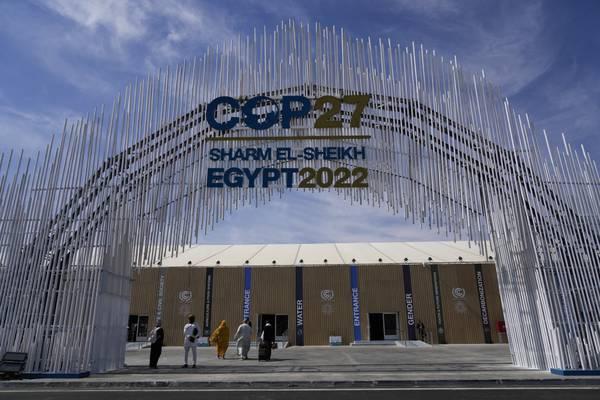 Знаки, рекламирующие климатический саммит Cop27 на Дороге мира в Шарм-эль-Шейхе, Египет. (AP Photo)