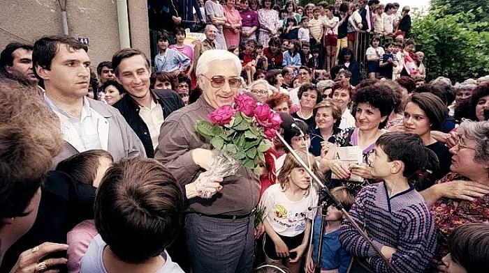 Андрей Луканов (в центре), лидер реформистского крыла Болгарской коммунистической партии, получает цветы 12 июня 1990 года во время митинга в Софии. (AFP)