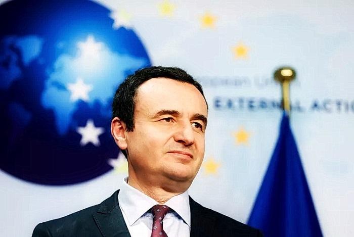 Премьер-министр Косово Альбин Курти слушает главу внешнеполитического ведомства Европейского Союза Жозепа Борреля во время совместной пресс-конференции в здании ЕСВД в Брюсселе в апреле 2021 года. (AP)