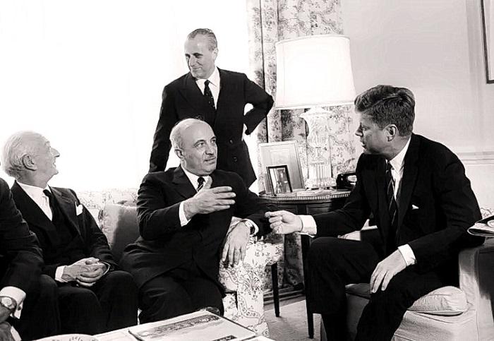 Президент Джон Кеннеди на обеде с премьер-министром Италии Аминторе Фанфани в Белом доме, 12 июня 1961 года. (Byron Rollins / 1961 AP)