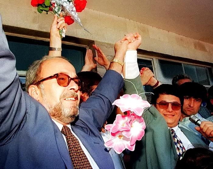 Лидер албанской оппозиции Фатос Нано (слева), член Социалистической партии, поднимает руки в знак победы (HEKTOR PUSTINA/AP)