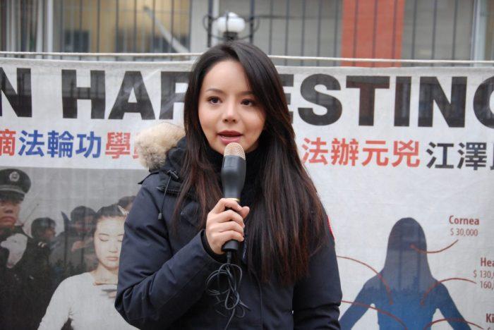 «Мисс Канада 2015» Анастасия Линь выступает на митинге у консульства Китая в Торонто 30 ноября 2017 года. (Yi Ling/The Epoch Times)