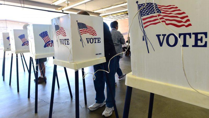 Избиратели голосуют на избирательном участке в Альгамбре, Калифорния, 4 ноября 2014 года. (Frederic Brown/AFP/Getty Images) | Epoch Times Media