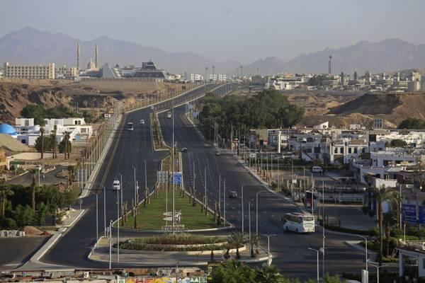 10-полосное шоссе, часть реконструкции города для глобального саммита Организации Объединённых Наций по изменению климата в этом году, известного как COP27, в Шарм-эль-Шейхе, Южный Синай, Египет. (AP Photo)