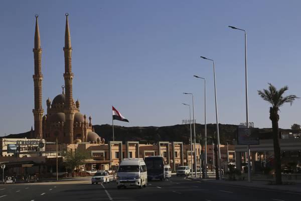 Перед вершиной на Старом рынке Шарм-эль-Шейха развевается египетский флаг (thenationalnews.com)