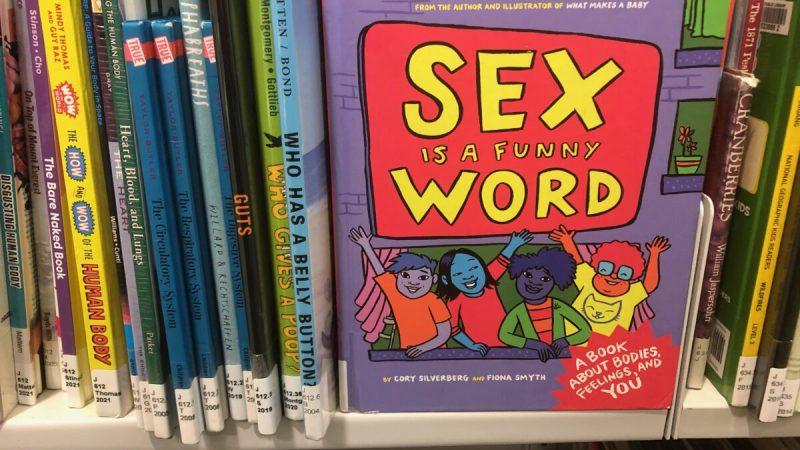 Книга «Секс — это смешное слово» выставлено в отделе для несовершеннолетних библиотеки Патрика Генри в Вене, штат Вирджиния, 4 октября 2022 года. (Terri Wu/The Epoch Times) | Epoch Times Media