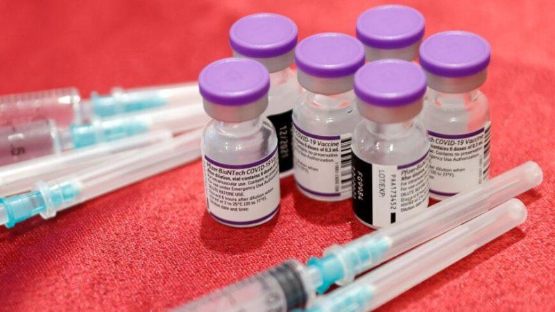 Шприцы и флаконы с вакциной Pfizer-BioNTech COVID-19 в Нетании, Израиль, 5 января 2022 года. (Jack Guez/AFP via Getty Images) | Epoch Times Media