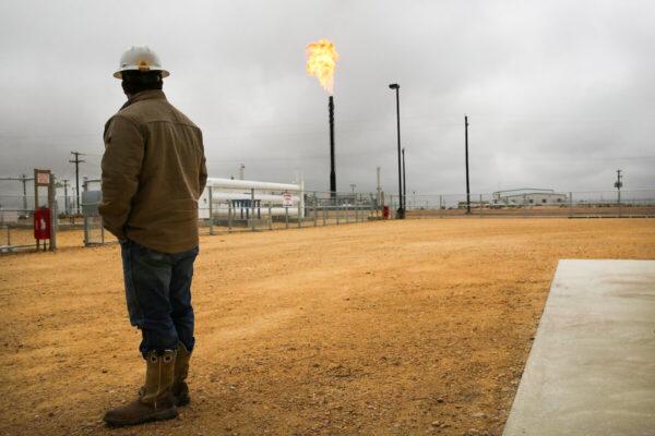 Факельный природный газ сжигается на производстве компании Apache Corporations на газовом заводе Deadwood в Пермианском бассейне, Гарден-Сити, штат Техас, 5 февраля 2015 года. (Spencer Platt/Getty Images)