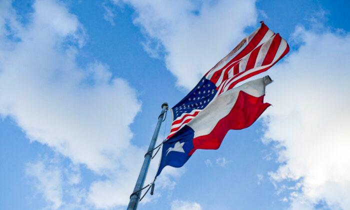 Флаг США и флаг штата Техас в парке Мерчисон Роджерс в Эль-Пасо, штат Техас, 24 июня 2021 года. (Patrick T. Fallon/AFP/Getty Images) | Epoch Times Media