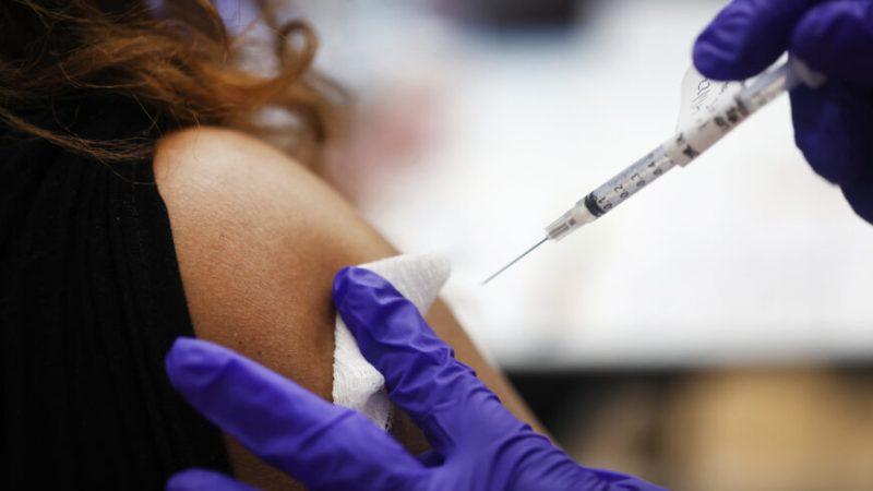 Медсестра вводит бустерную дозу вакцины против COVID-19 человеку в больнице в Хайнсе, штат Иллинойс, 1 апреля 2022 года. (Scott Olson/Getty Images) | Epoch Times Media