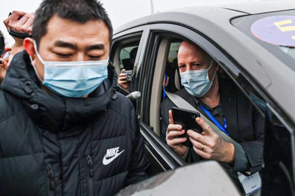 Питер Дашак (справа), президент Альянса EcoHealth, в Ухане, Китай, 3 февраля 2021 года. (Hector Retamal/AFP via Getty Images)