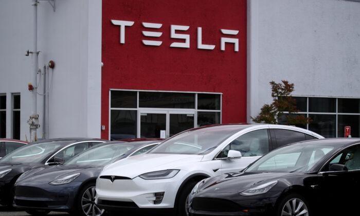 Автомобили Tesla припаркованы перед выставочным залом и сервисным центром Tesla в Бурлингейме, Калифорния, 20 мая 2019 года. (Justin Sullivan/Getty Images) | Epoch Times Media