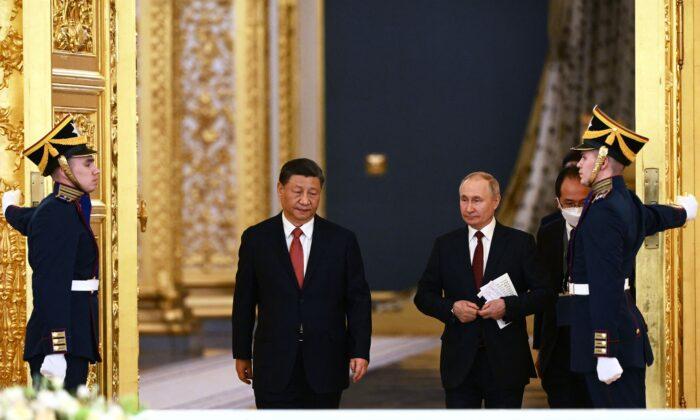 Президент России Владимир Путин и лидер Китая Си Цзиньпин входят в зал во время встречи в Кремле в Москве, 21 марта 2023 г. (Alexey Maishev/ Sputnik/AFP via Getty Images) | Epoch Times Media