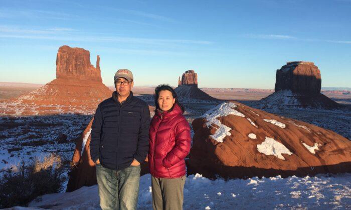 Чжоу Дэюн и Ю Лин в Долине монументов в округе Навахо, штат Аризона, январь 2020 г. (Courtesy of Zhou You) | Epoch Times Media