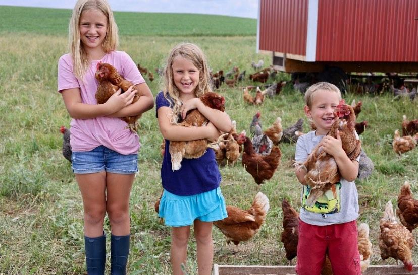 Дети Сары и Тома с удовольствием помогают на ферме после возвращения из школы. (Courtesy of Nature’s Pantry Farm)