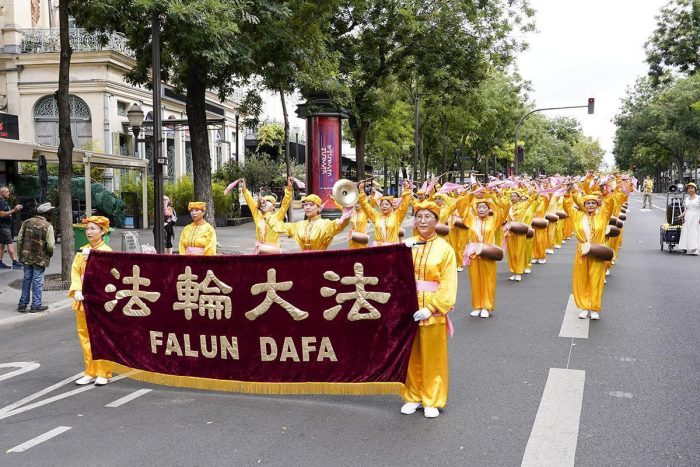 Франция: Более тысячи практикующих Фалунь Дафа прошли парадом в Париже