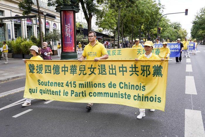 Франция: Более тысячи практикующих Фалунь Дафа прошли парадом в Париже