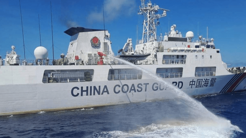Китай обстрелял из водомётов судно снабжения Филиппин на спорной территории