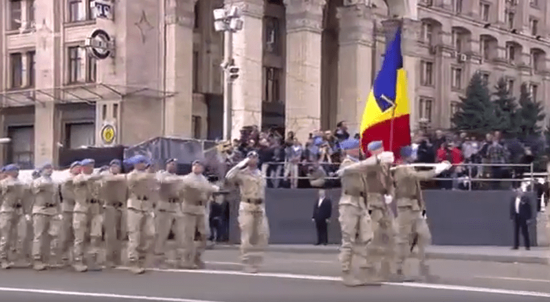 Колонна молдавских военных прошла маршем по Площади Независимости в Киеве 24 августа 2017 года. Скриншот/youtube.com | Epoch Times Media