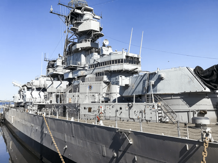 На этом огромном военно-морском корабле во время Второй мировой войны располагались спальные помещения для моряков, столовые и даже парикмахерская. (Lynn Topel)