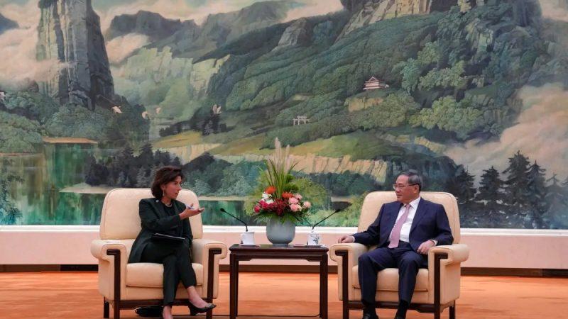 Премьер-министр Китая Ли Цян беседует с министром торговли США Джиной Раймондо во время их встречи в Большом зале Народного собрания в Пекине 29 августа 2023 года. (Andy Wong / AFP via Getty Images)

 | Epoch Times Media