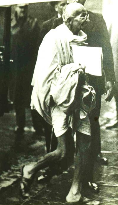 Махатма Ганди в Англии на круглом столе по вопросу независимости Индии - на фоне разодетых джентельменов он очень эффектно смотрелся в отрезе ткани и деревянных сандалиях. С собой Ганди привез в Англию козла и почти везде ходил с ним. Фото с point.ru
