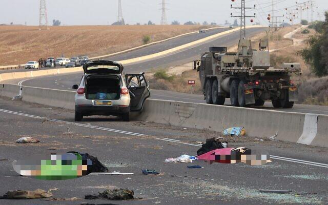 Тела лежат на главной дороге возле кибуца Гевим, 7 октября 2023 года, после нападения террористов ХАМАС. (Орен ЗИВ/AFP)
