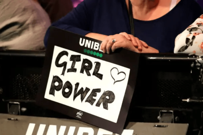Болельщица держит табличку с надписью «Женщины — сила» во время турнира Unibet на стадионе Motorpoint Arena в Ноттингеме, Англия, 2020 г. (Alex Pantling/Getty Images)