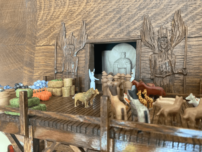 На одной из деталей можно увидеть миниатюрный вход в Ноев ковчег, куда животные заходят парами. (Courtesy ofMegan Jenkins)