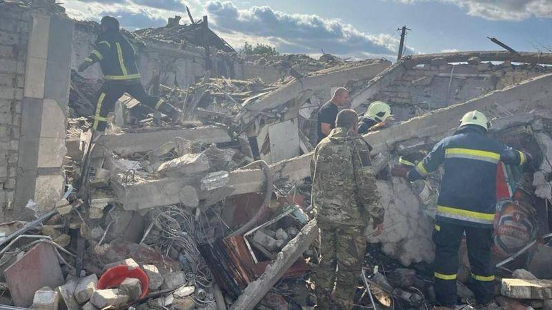 Ракетный удар по магазину и кафе в Харьковской области: более 50 погибших